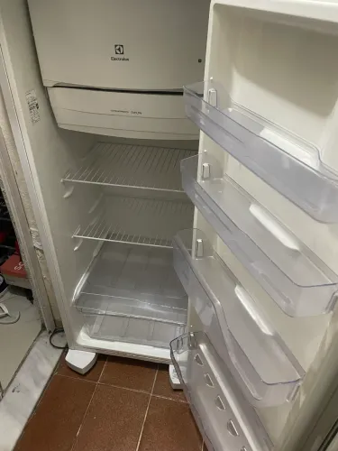 Geladeira Eletrolux 240l