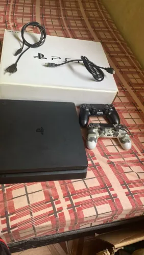 PS4 SLIM 1TB COM BOMBERMAN, GTA5 e FC26 PRONTO PRA JOGAR