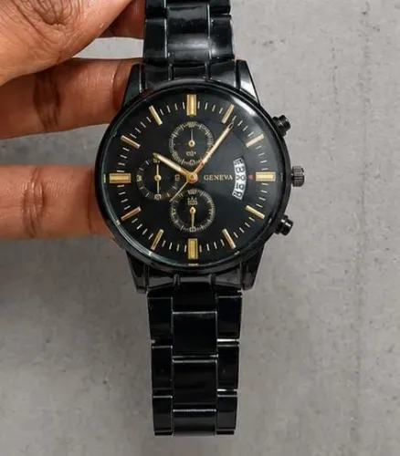 Relógio Preto Com Detalhes Dourado(Recomendado Pra Braço Magro Ou Médio)