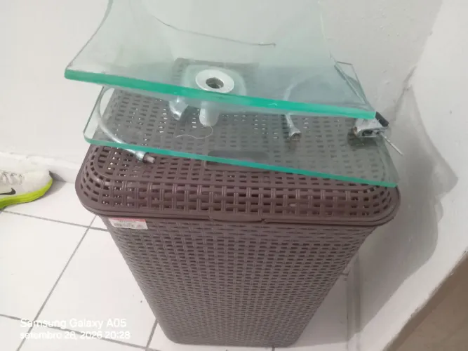 Pia de vidro com suporte completo