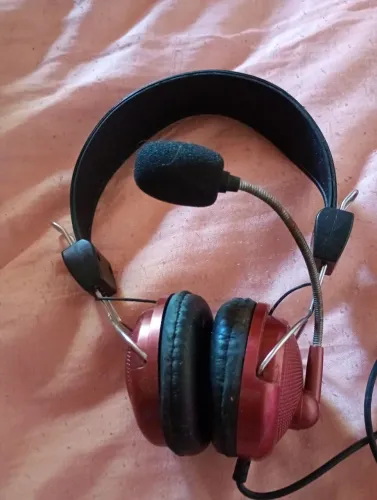 Fone de ouvido Headset preto com vermelho 