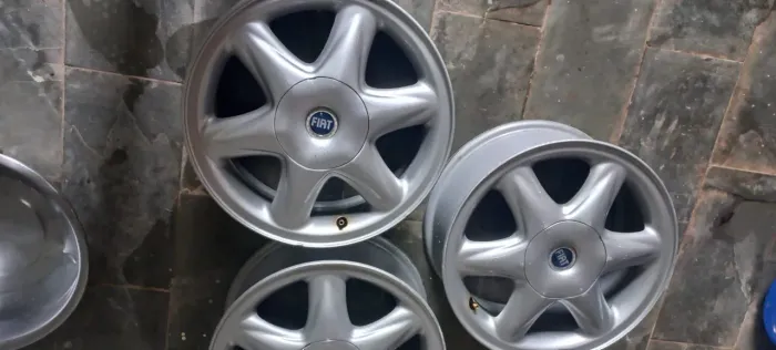 Vende se roda aro 15 da Mareia 