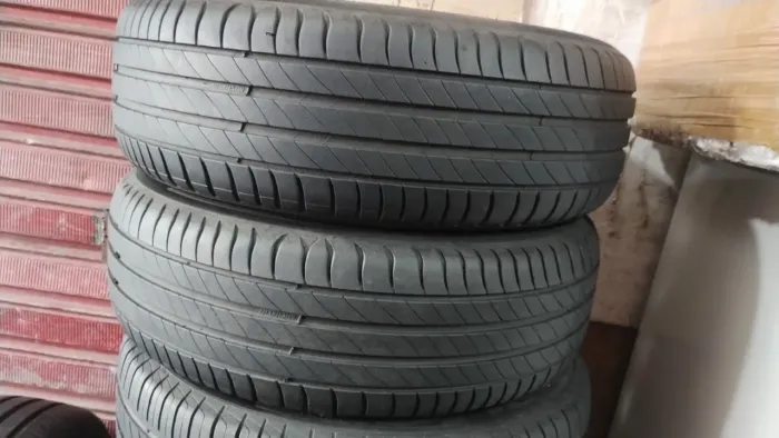 Pneus aro 15 185 60 15 seminovos marca Michelin