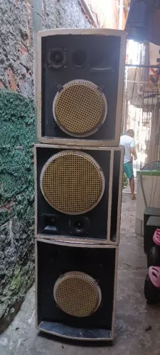 3 caixas de som montada com 1 falante de 15 e 2 de 12
