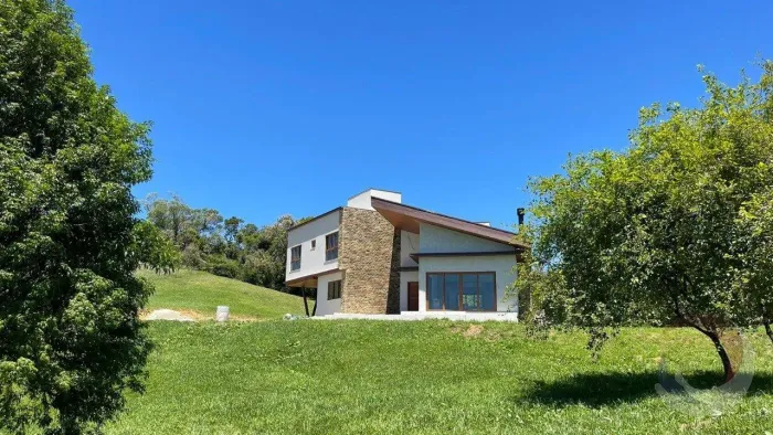 Casa Residencial de 4 dorms no bairro Invernadinha