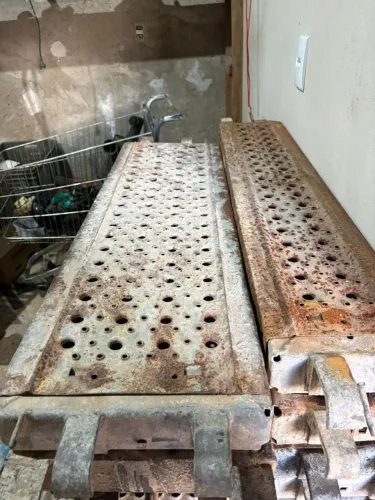 Plataformas metálicas para andaime.