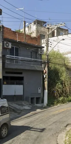 Vendo casa pequena com area pra construção.