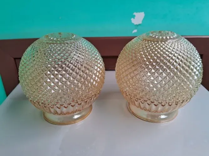 2 Lustres de Vidro Globo Retrô por R$: 40