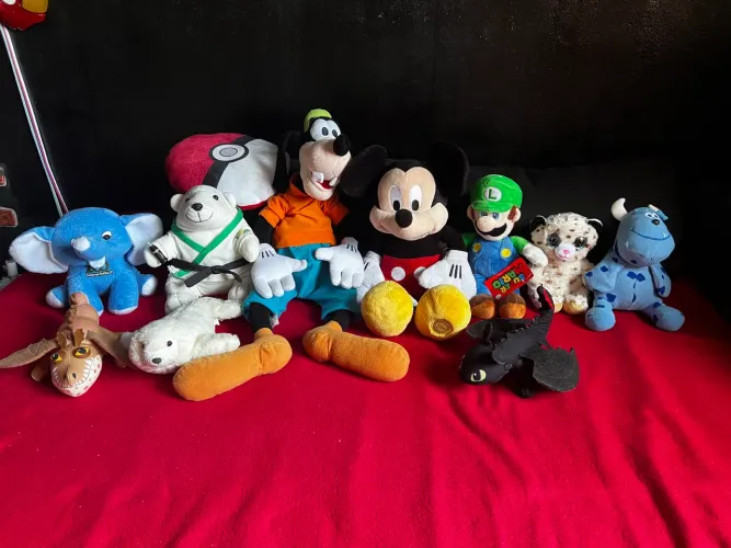 Lote com 11 pelúcias diversas, Disney, Nintendo e outros