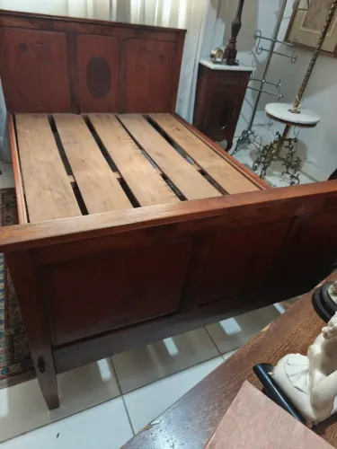 Cama antiga de madeira 