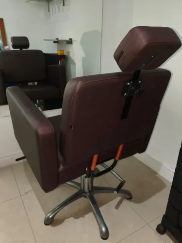 Cadeira de cabeleireiro Dakota com sistema hidráulico e apoio de cabeça ajustável