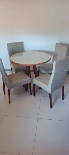 Mesa com 4 cadeiras ( diâmetro 0,90 cm e 0,77 cm de altura )