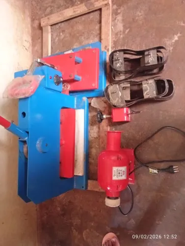 Vendo maquina de fabrica chinelo com facas masculinas e feminina valor $6.300