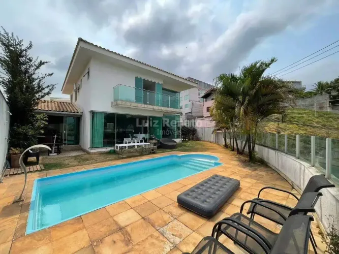Casa para locação, 4 quartos com suíte, 270m² de área no Estoril