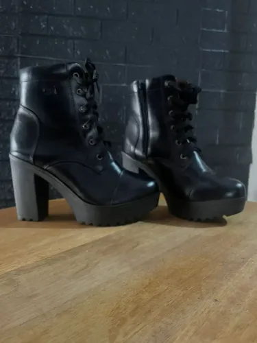 Vendo bota em couro número 38 nunca usada