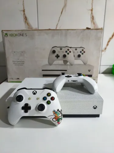 Xbox One S 1TB Branco + 2 Controle+ 3 Jogos