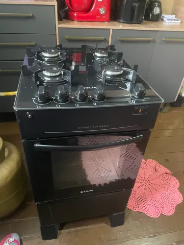 Fogão Atlas Preto - Chamas altas e forno em perfeito estado, pouco tempo de uso