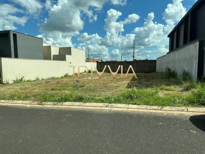 Lote bem localizado em condomínio fechado