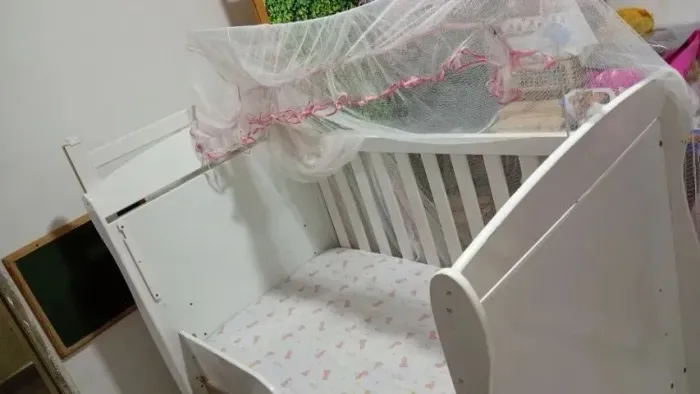 berço de bebe e cadeira 