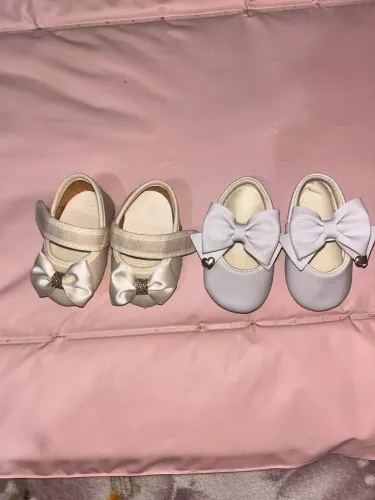 Vendo 2 pares de sapatos para bebê (P) número 13/14