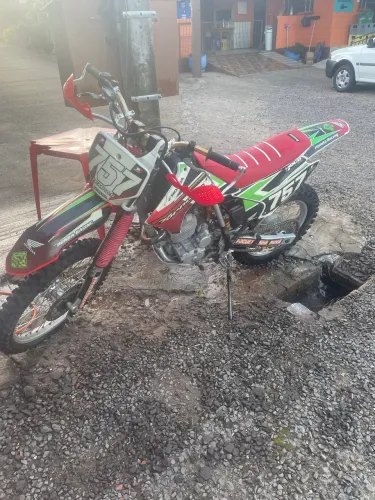 Vendo tornado de trilha