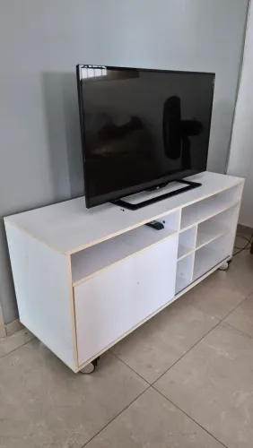 Rack Branco para TV com Rodinhas - Usado e Conservado