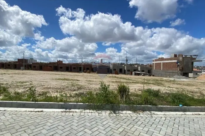 Terreno à venda no Condomínio Jardins da Serra