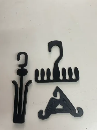 Cestas para compras e cabides para calçados