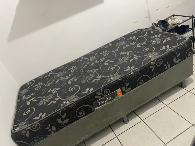 Uma cama box completa + uma base (solteiros)