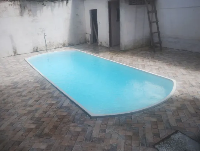 Casa com piscina Chapéu virado. 