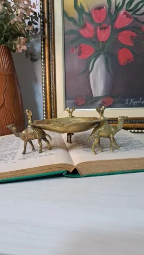 Antigo cinzeiro metal com escultura de camelos dromedários antiguidade