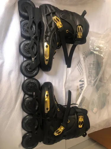 PATINS IN-LINE OXER modelo Darkness Gold, com detalhes em dourado