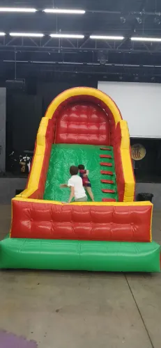 Futebol de sabao, tobogã, pula pula e casinha de bolinha