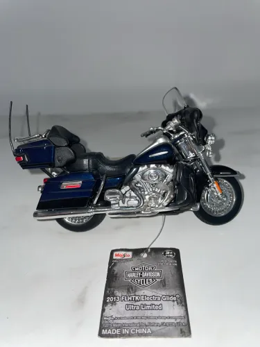 Miniatura Harley-Davidson Electra Glide Ultra Limited 2013 - Escala 1:18 Maisto
