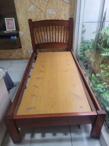 Cama de solteiro de madeira