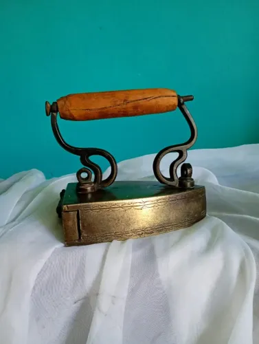 Antigo e raro ferro de passar roupa em bronze