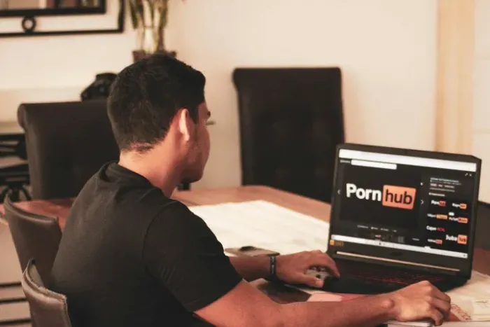 Rapaz conserta computador