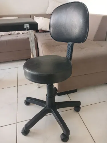 Cadeira mocho com encosto giratório