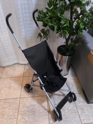 Carrinho de bebe Básico para passeio, Viagem, Shopping. Fechamento Guarda chuva