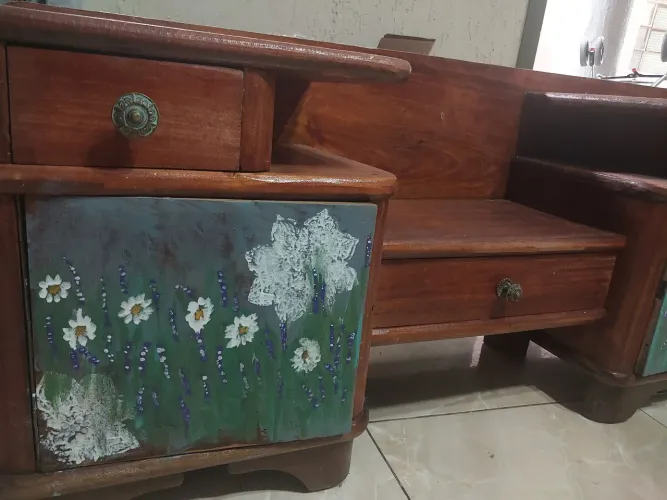 Móvel baixo vintage em madeira envernizada