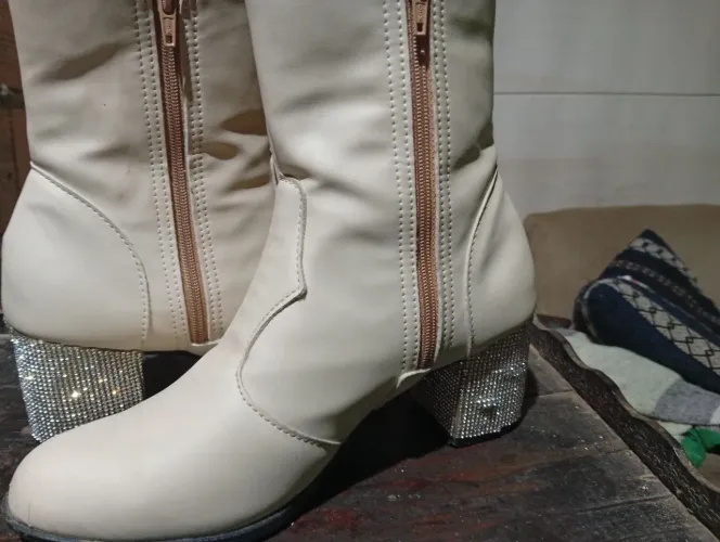 Bota cano curto grosso com gloss 