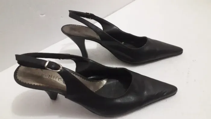 Scarpin Carolina Gobatto preto bico fino nº34 usado e conservado