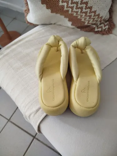 Sandália maravilhosa e elegante marca, encanto sapatos