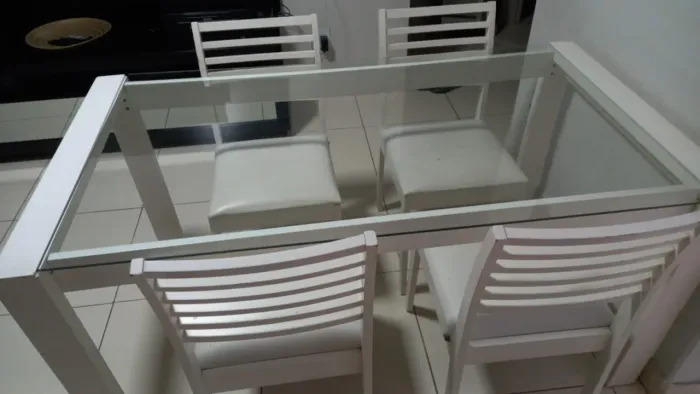 Mesa com quatro cadeiras tok&stok