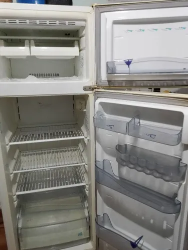 Geladeira usada em perfeito estado, não entrego, tem q vim retirar.