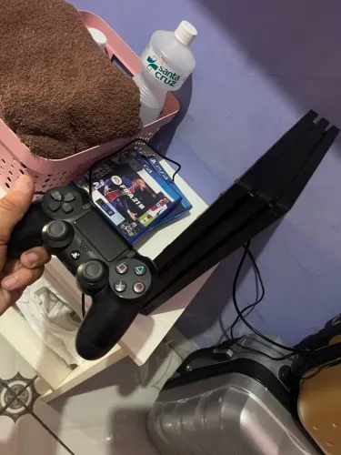 Ps4 Semi novo usado poucas vezes 3 jogos no CD e 5 jogos instalados no ps