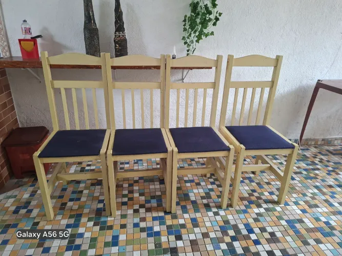 4 Cadeiras estofadas de madeira