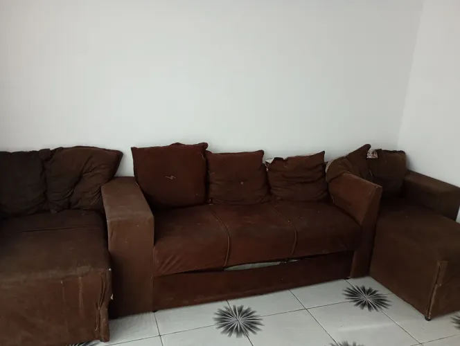 Vendo um sofá de canto com marcas de uso 