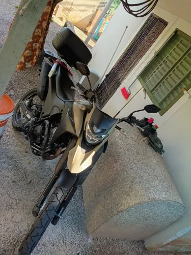 Moto Lander 250 muito boa com dois aros esportivo duplo e a raia grossa.