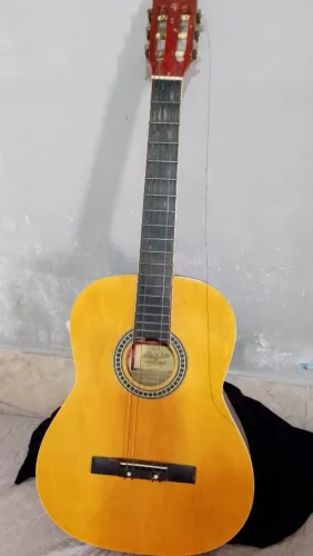 Vendo um violão seminovo top apenas uma pequena revisão valor 100 reais chamar *